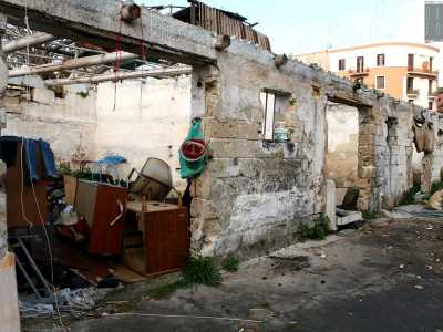 Proviamo a dare un�occhiata all�interno delle stanze. Nella prima si trovano ammassati una serie di mobili distrutti, un comodino smembrato, stracci e vestiti